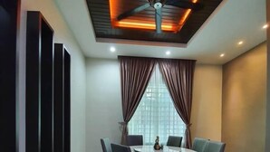 Exclusive Bungalow | In-room dining - Bersatu Homestay (Muar)