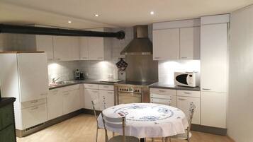 Kühlschrank, Mikrowelle, Ofen, Geschirrspüler