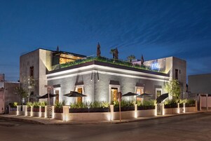 Fachada da propriedade à noite