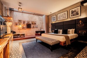 Suite Panerai | Seprai premium, minibar gratis, brankas, dan tirai kedap cahaya