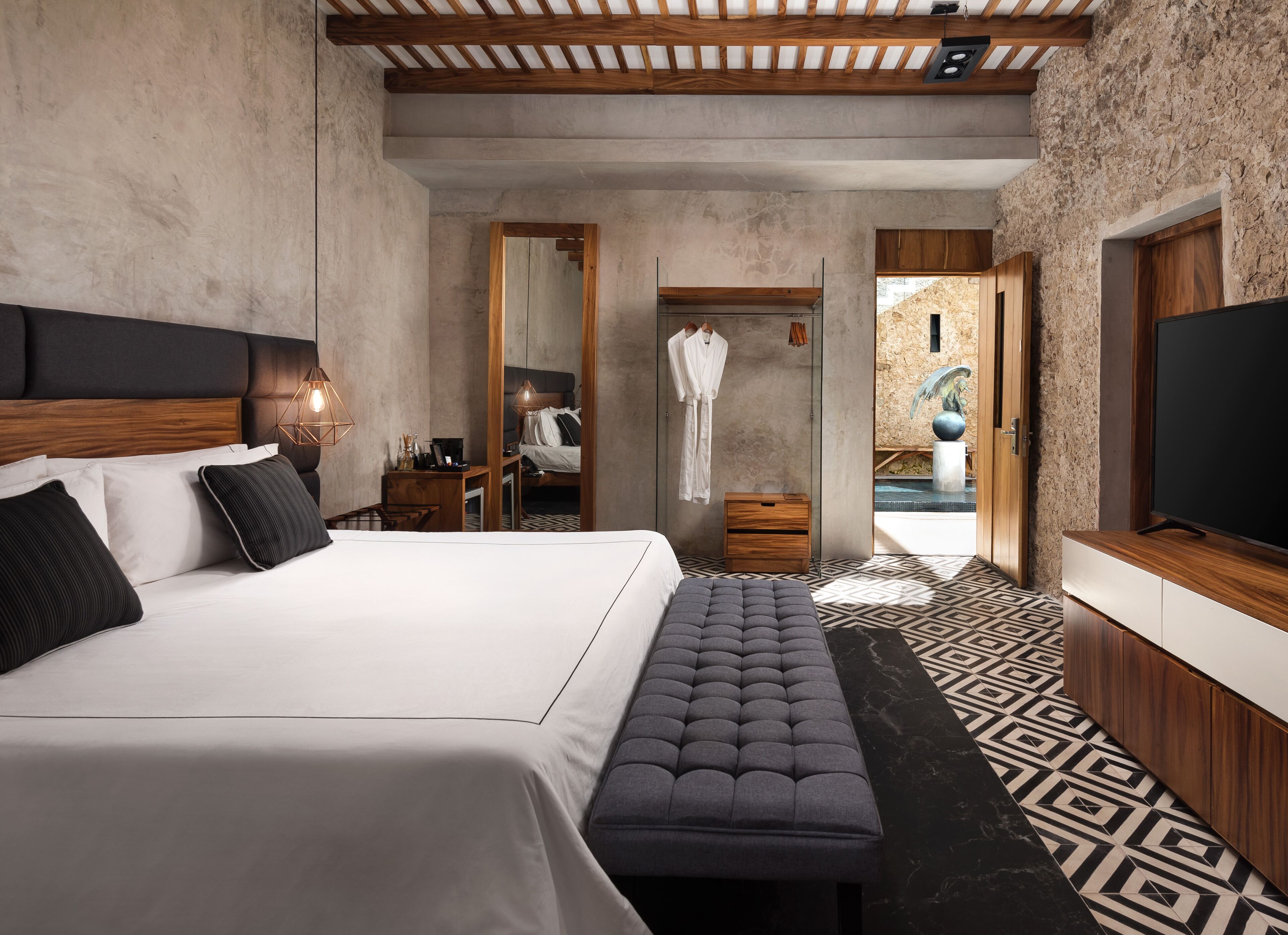 Deluxe | Premium bedding, free minibar, in-room safe, blackout drapes