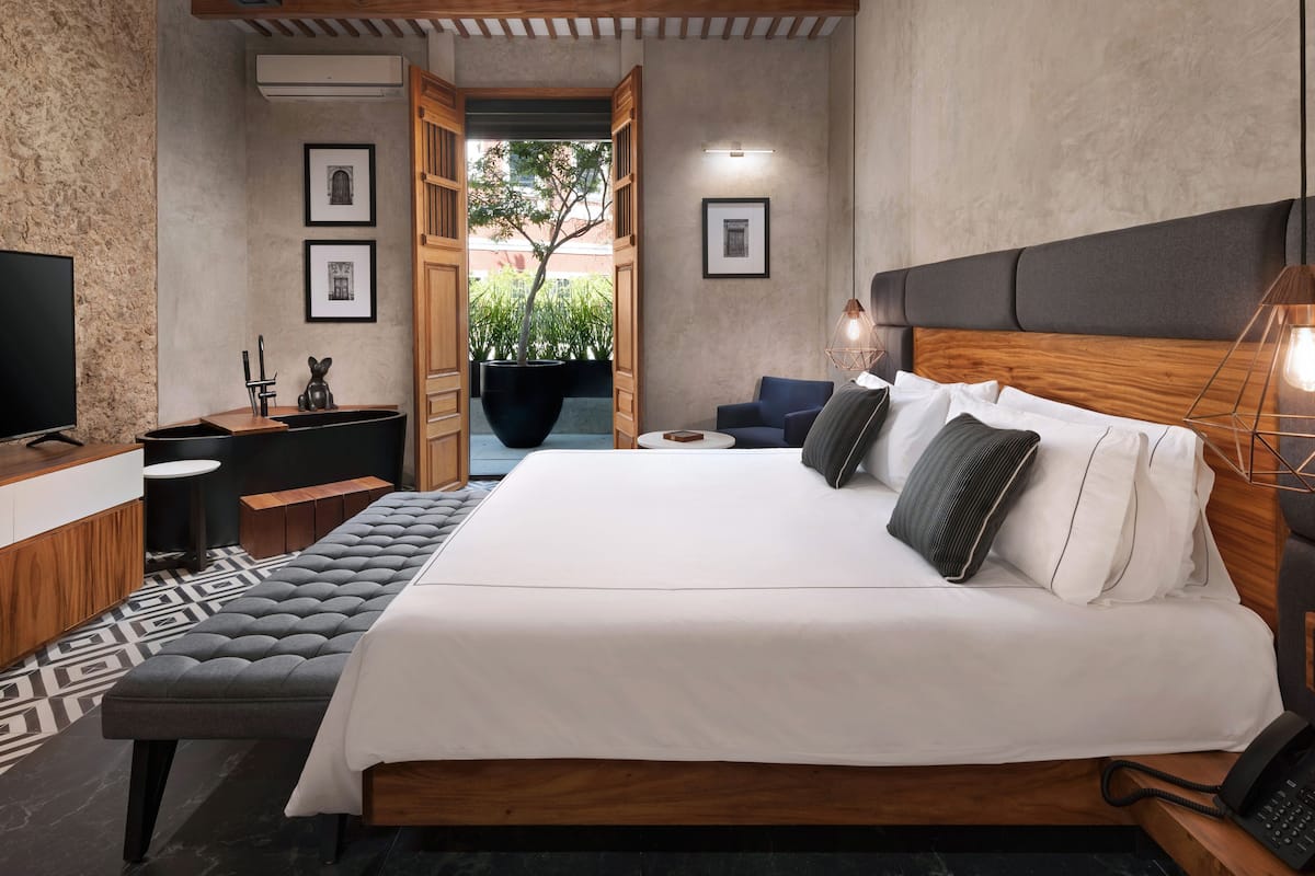 Deluxe kamer | Luxe beddengoed, een gratis minibar, een kluis op de kamer