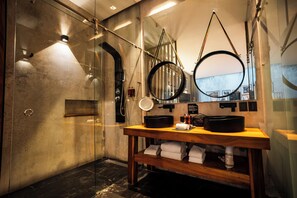 Suite Panerai | Bathroom | Free toiletries, hair dryer, towels, soap - Diez Diez Collection (Mérida)