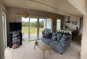 Tv, pejs, dvd-afspiller, bøger