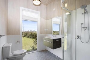 Een douche, handdoeken, zeep, shampoo