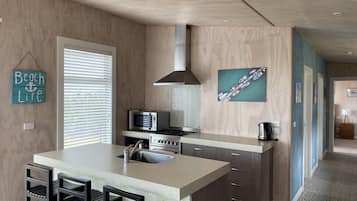 Frigorífico, microondas, horno y placa de cocina