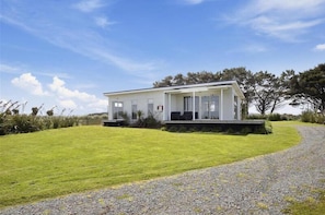 Exterior - Surfs up beach Bach (Colac Bay)