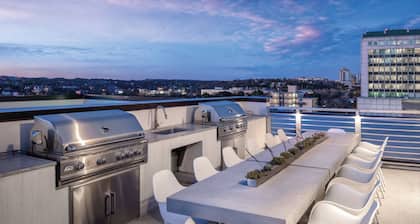 Walk to 6th St! Sleeps 6 with Rooftop Pool