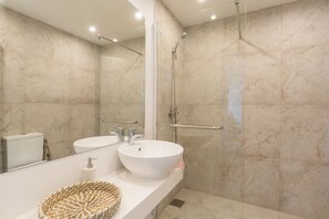 Regadera, secadora de cabello, toallas, papel de baño 