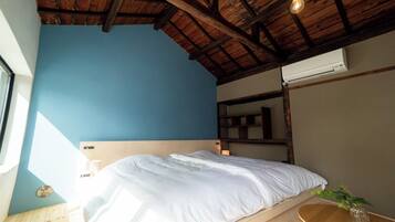 2 bedrooms, desk, WiFi (free), bed sheets