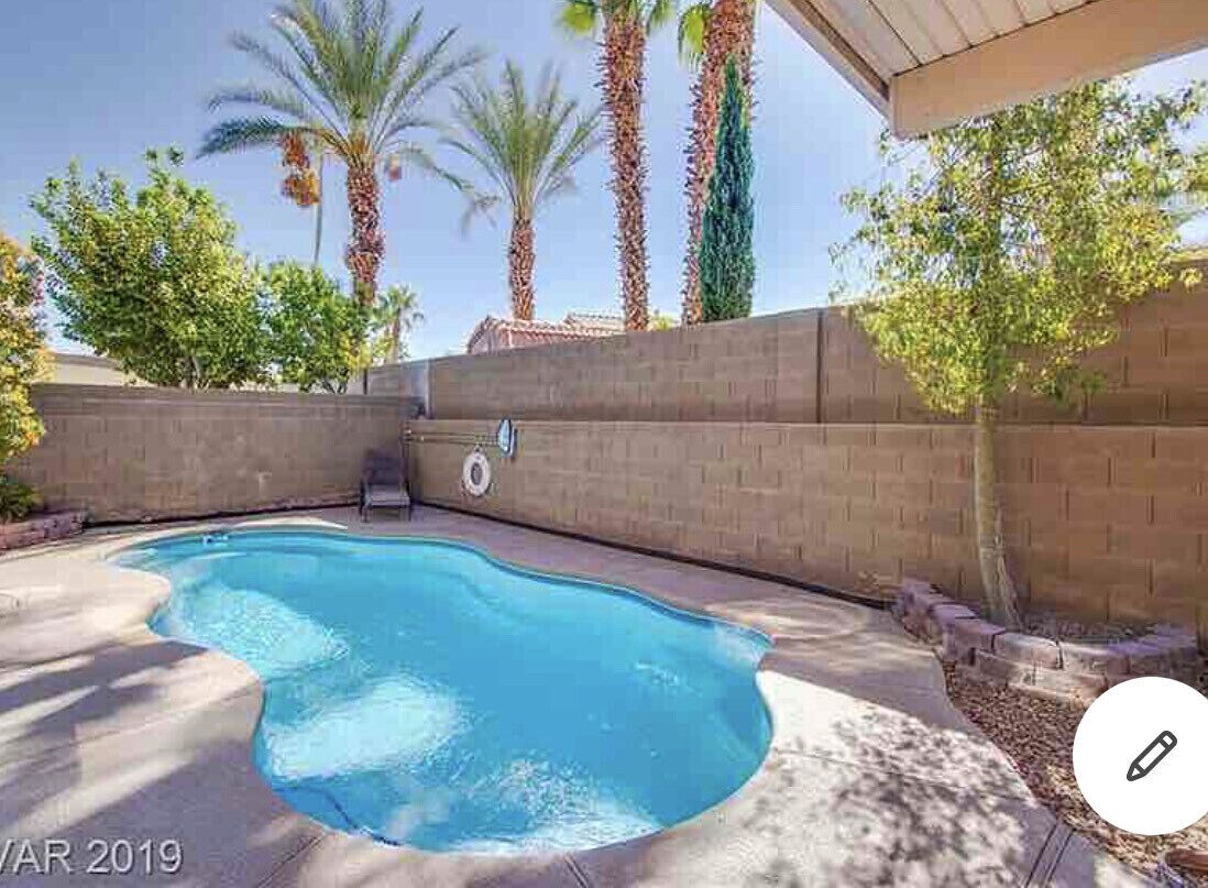 Spacious House with Pool & Hot Tub in Great Neighborhood! 