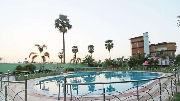 Indoor pool - Capital O 40741 Rajwara Resorts (Gaya)