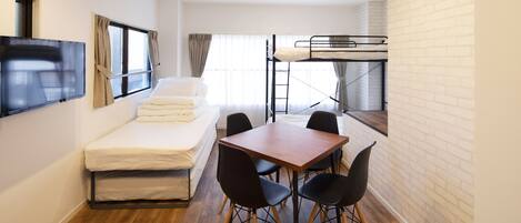 Habitación básica (201) | Escritorio, insonorización, tabla de planchar con plancha y wifi gratis