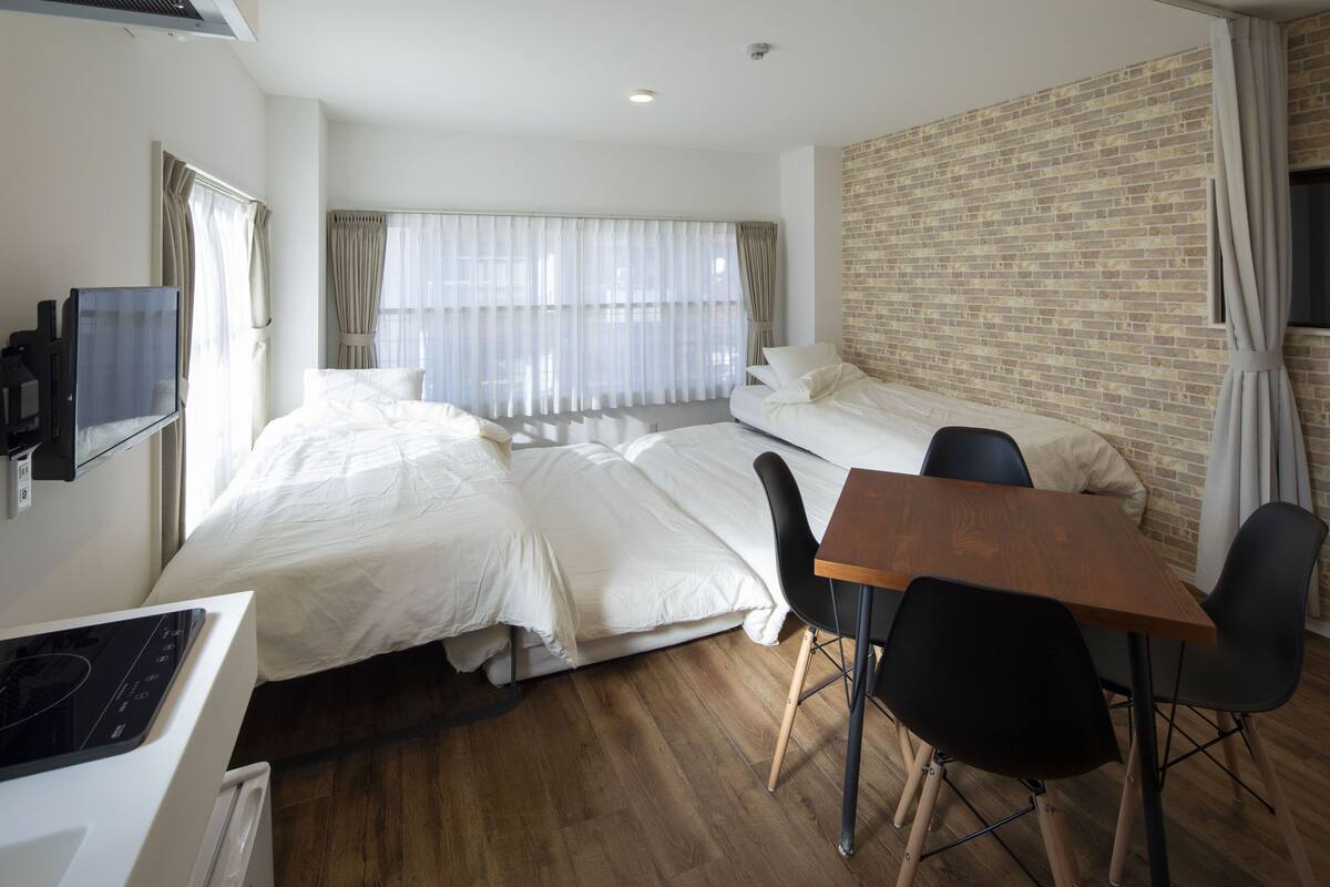 Une chambre d’hôtel avec un lit, un bureau et une chaise.