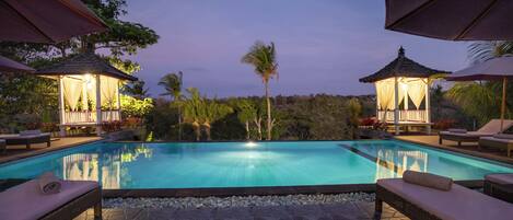 Piscine extérieure, chaises longues