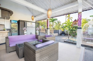 Una televisión de pantalla plana