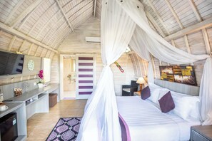 Habitación doble Deluxe, vista a la alberca (Jungle View) | Minibar, caja de seguridad en la habitación y escritorio 