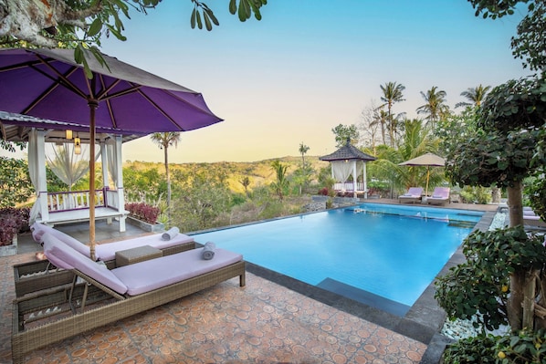 Piscine extérieure, chaises longues