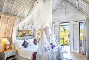 Minibar, caja de seguridad en la habitación y escritorio