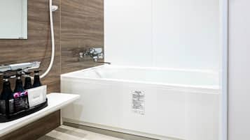 Bañera con ducha, artículos de tocador gratuitos, secador de pelo, batas