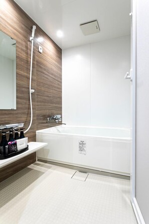 Combined shower/tub, free toiletries, hair dryer, bathrobes - Hotel Double Funabashi (Funabashi)