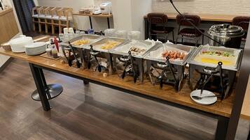 Bữa sáng buffet hàng ngày (980 JPY/mỗi người)