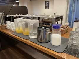 Daily buffet breakfast (JPY 980 per person)