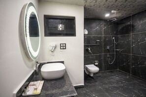 Suite familiar | Baño | Ducha, artículos de higiene personal gratuitos y toallas