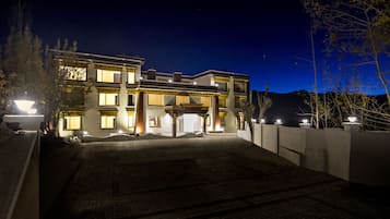 Façade de l’hébergement - soirée/nuit