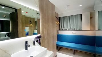 Laptop workspace, blackout curtains, free WiFi, bed sheets