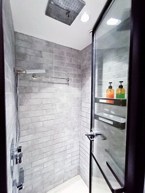 Shower, free toiletries, hair dryer, slippers - Inotel Suite (Hong Kong)