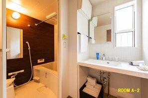 Maison en rangée, 2 chambres (A-2) | Salle de bain | Articles de toilette (gratuits), séchoir à cheveux, pantoufles
