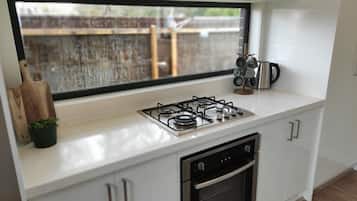 Een koelkast, een microgolfoven, een oven, een kookplaat