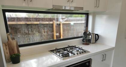 Peninsula Escape 100m from water with heating and cooling