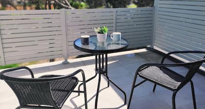 Peninsula Escape 100m from water with heating and cooling