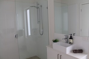 Ensemble baignoire-douche, séchoir à cheveux, peignoirs