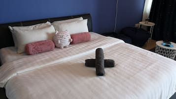 浪漫开间, 1 张特大床 | 特色装修、特色家居、办公桌、笔记本电脑工作区