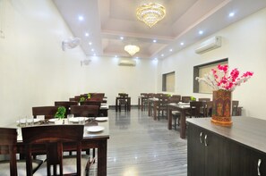 Daily buffet breakfast (INR 195 per person)