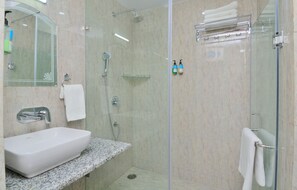 Douche, douche à « effet pluie », articles de toilette gratuits, bidet