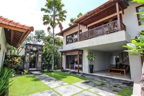 Exterior - 4 Bedrooms Villa in Canggu, Walking Distant to Finn's Beach Club (Canggu)