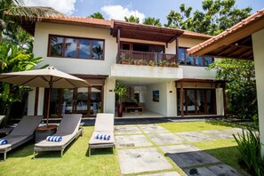 Property grounds - 4 Bedrooms Villa in Canggu, Walking Distant to Finn's Beach Club (Canggu)