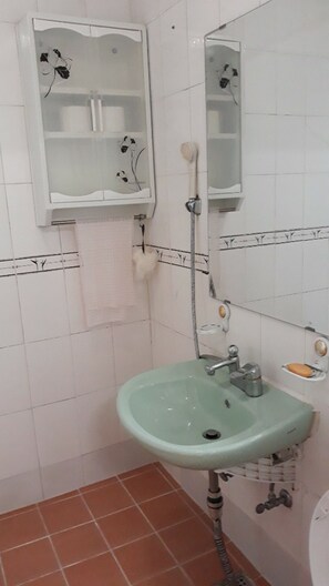 Regadera, amenidades de baño gratuitas, secadora de cabello, toallas 