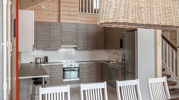 Køleskab, mikrobølgeovn, opvaskemaskine, køkkentøj/tallerkener/redskaber