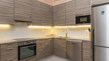 冷蔵庫、電子レンジ、食器洗い機、調理器具と食器