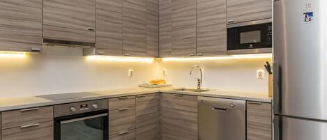 Fridge, microwave, dishwasher, cookware/dishes/utensils