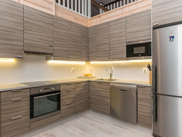 冷蔵庫、電子レンジ、食器洗い機、調理器具と食器