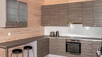 Fridge, microwave, dishwasher, cookware/dishes/utensils