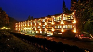 Mặt tiền nơi lưu trú - ban đêm