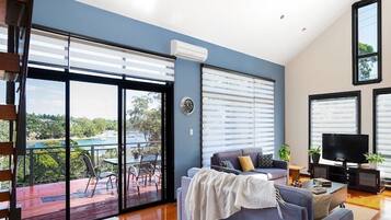 House, 5 Bedrooms | Living area | LCD TV