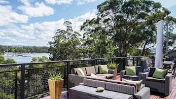 House, 5 Bedrooms | Balcony